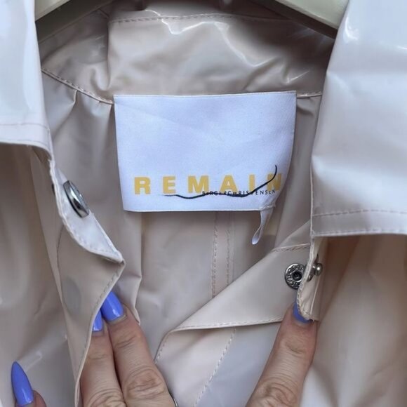 Cream Trench Coat with Classic Collar and Oversized Fit - Picture 15 of 16